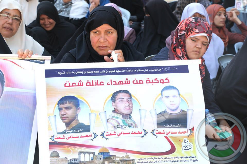 بالصور : أهالي الشهداء في "غزة" يطالبون بانهاء معاناتهم