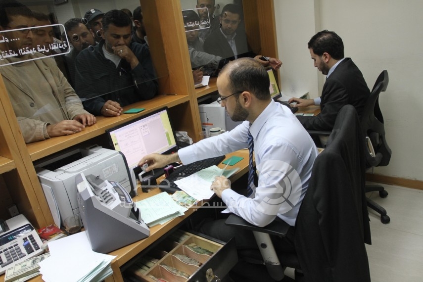 صرف رواتب موظفين غزة عن فئة 3000 شيكل