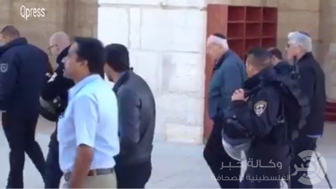 بالفيديو والصور : مستوطنون يقتحمون المسجد الأقصى بعد تحديد دخولهم وفق قوائم