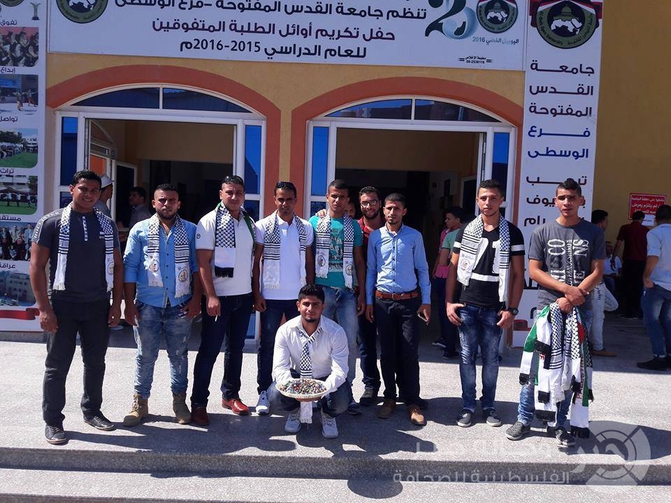 بالصور: شبيبة جامعة القدس المفتوحة في منطقة الوسطى تستقبل الطلبة بالحلوى