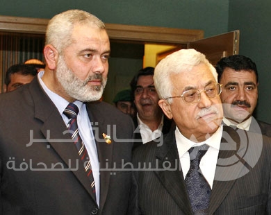 استطلاع: تقدم شعبية الرئيس على حساب هنية وغالبية تؤيد سيطرة الحكومة على المعابر