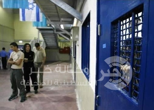 الاحتلال يمنع والدي الأسير المريض أبو شمسية من زيارته