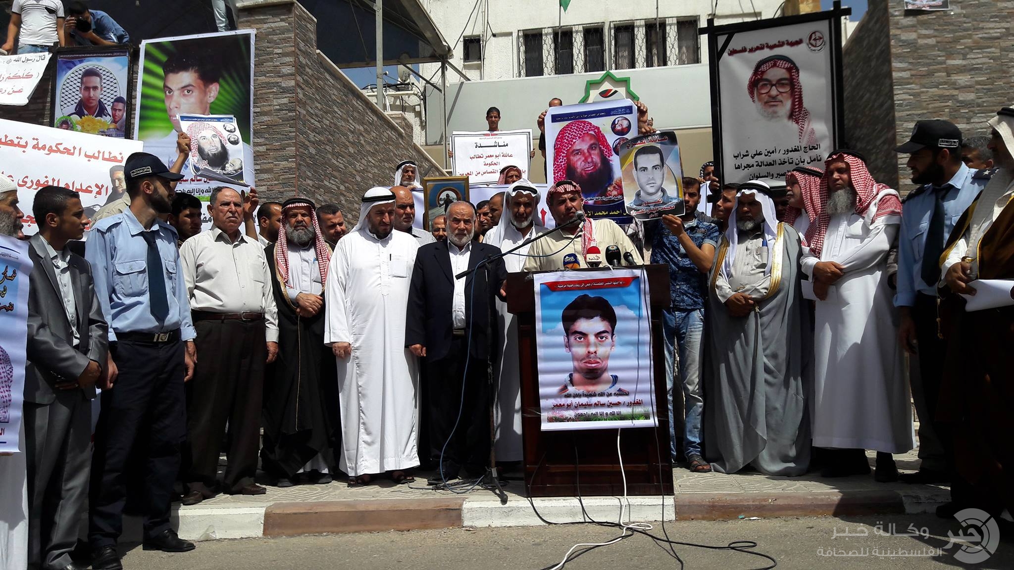 بالصور: عوائل قُتل أبنائها تعتصم أمام مقر التشريعي للمطالبة بتنفيذ حكم الإعدام بحق القتلة