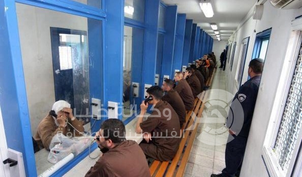 قرار بمنع الأسرى من التحدث بالهاتف