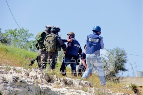 بالفيديو : قوات الاحتلال تعتدي بالضرب على الصحفيين في النبي صالح
