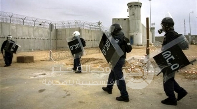 توتر في معتقل جلبوع وإدارة السجون تعاقب الأسرى