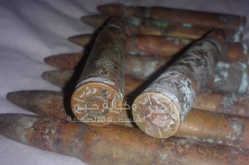 بالصور .. مواطن يعثر على طلقات نارية تعود للحقبة العثمانية في غزة