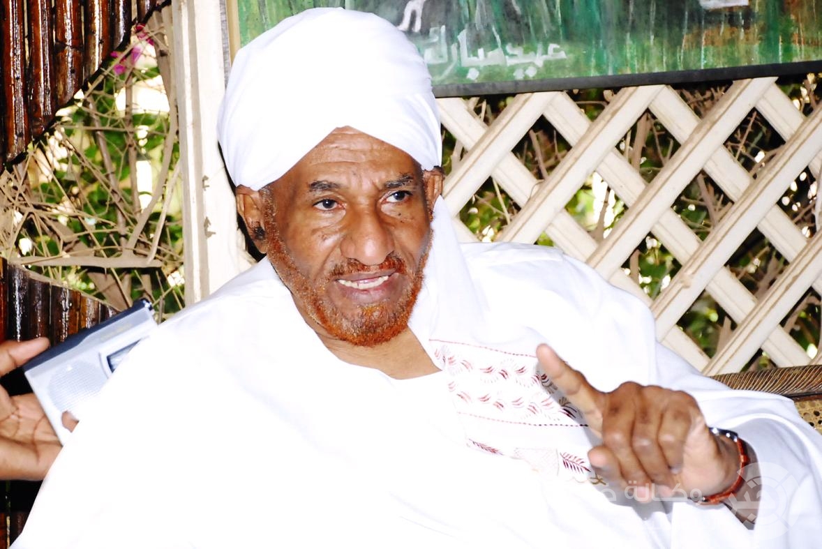 الصادق المهدي: دعوت السيسي لوقف إعدام مرسي حقناً للدماء