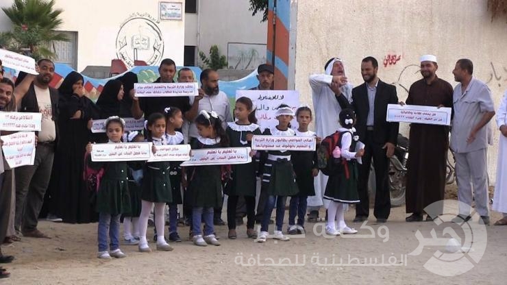 في أول يوم دراسي: مظاهرة تطالب بالفصل بين الطلاب والطالبات في غزة !!!