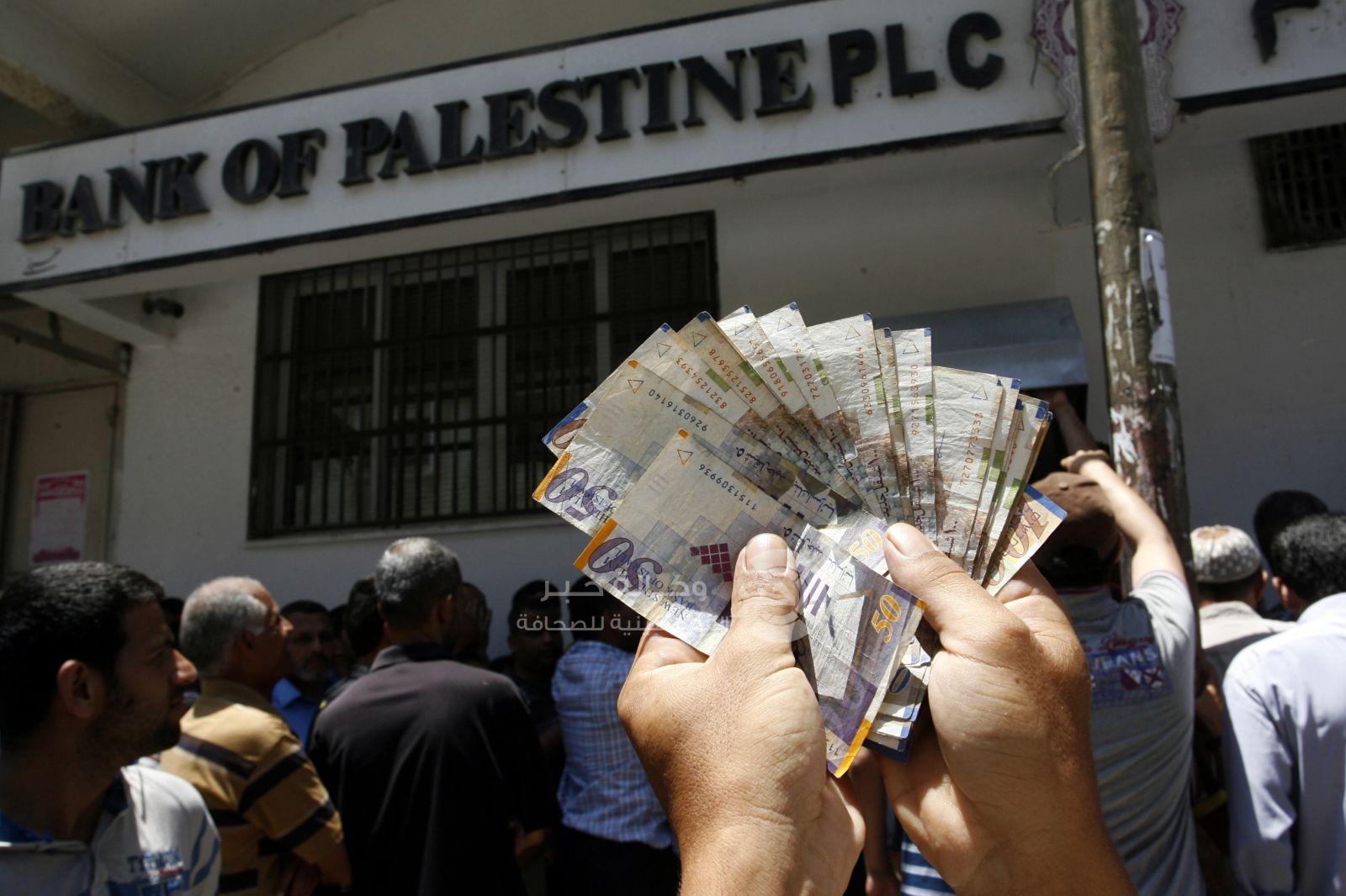 المالية: صرف رواتب فئة 3500 شيقل فأقل اليوم