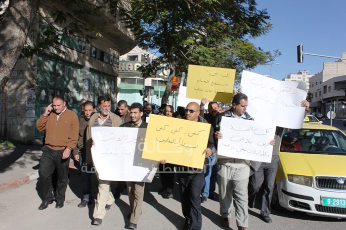 المعلمون يطالبون باقالة سحويل !