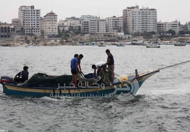 زوارق الاحتلال تستهدف قوارب الصيادين برفح