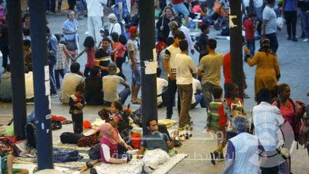 مهاجرون يقتحمون قطارا بمحطة رئيسية في بودابست بعد انسحاب الشرطة