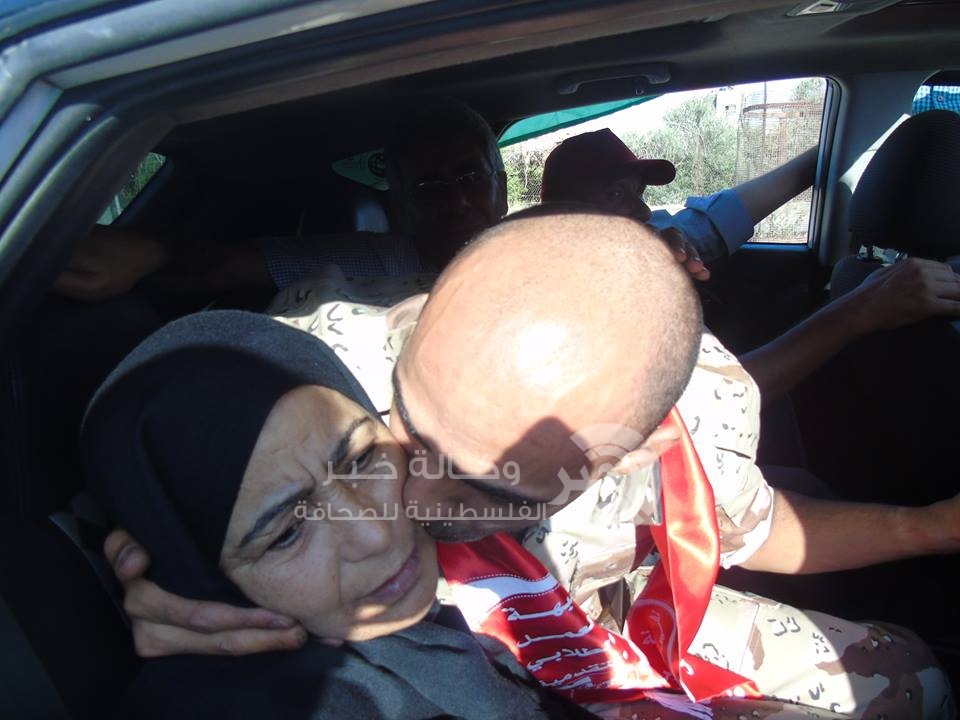 بالصور : الصرفيتي لحظة خروجه بعد 13 عاماً من سجون الاحتلال " إنا باقون ، إنا باقون "