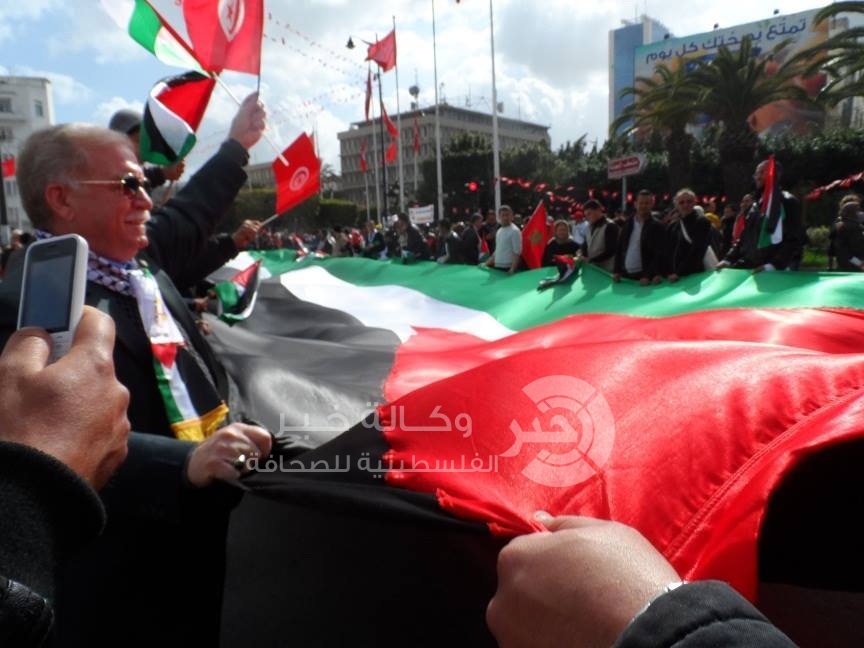 بالصور :مسيرات حاشدة في تونس ضد الإرهاب بمشاركة زعماء من العالم وحضور فلسطيني لافت