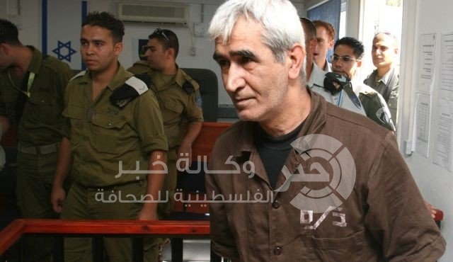 سعدات يؤكد عزمه على الشروع في إضراب عن الطعام