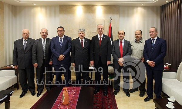 الحمد الله يتسلم التقرير السنوي لديوان الرقابة المالية والادارية