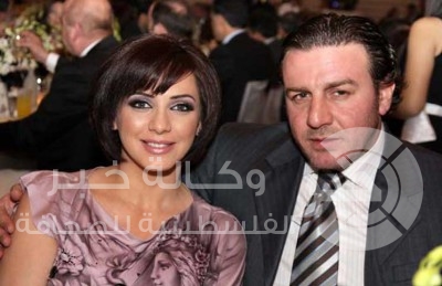 سلاف فواخرجي تنفي انفصالها عن زوجها بصورة عائلية