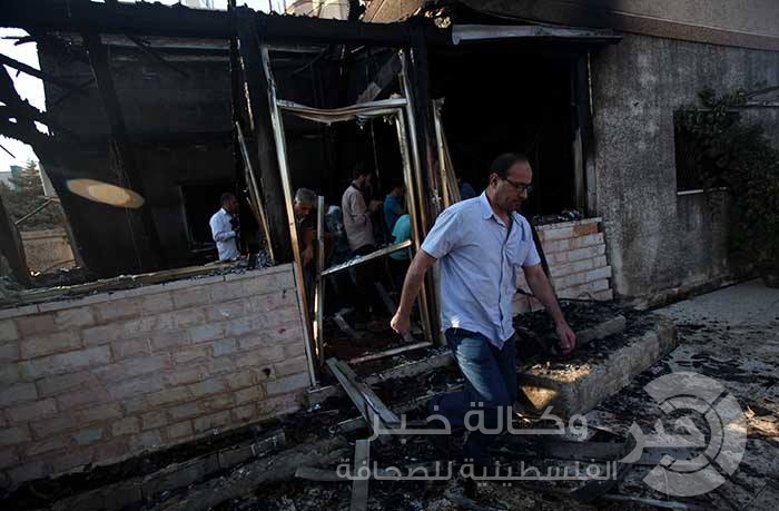 بالصور : مواطنون يتفقدون المنازل التي احرقها المستوطنون فجراً