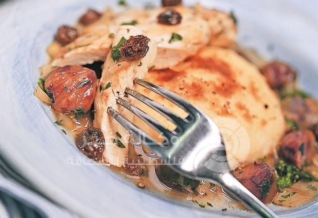 الدجاج مع الكستناء والزبيب