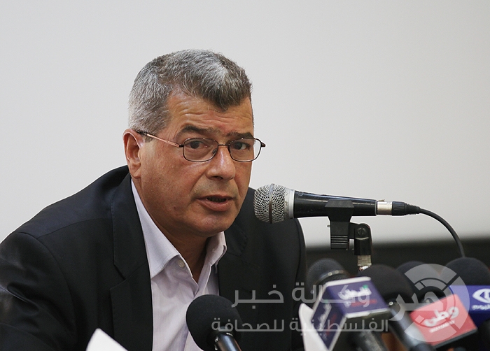 "قراقع " يحذر من بدء إسرائيل استخدام التغذية القسرية لأسرى المضربين