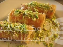 رول البقلاوة بالفستق الحلبي مع العسل