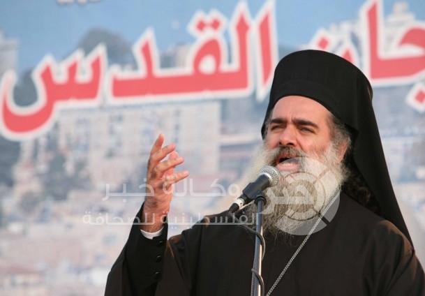 الاحتلال يعتقل المطران حنا قرب مخيم العروب