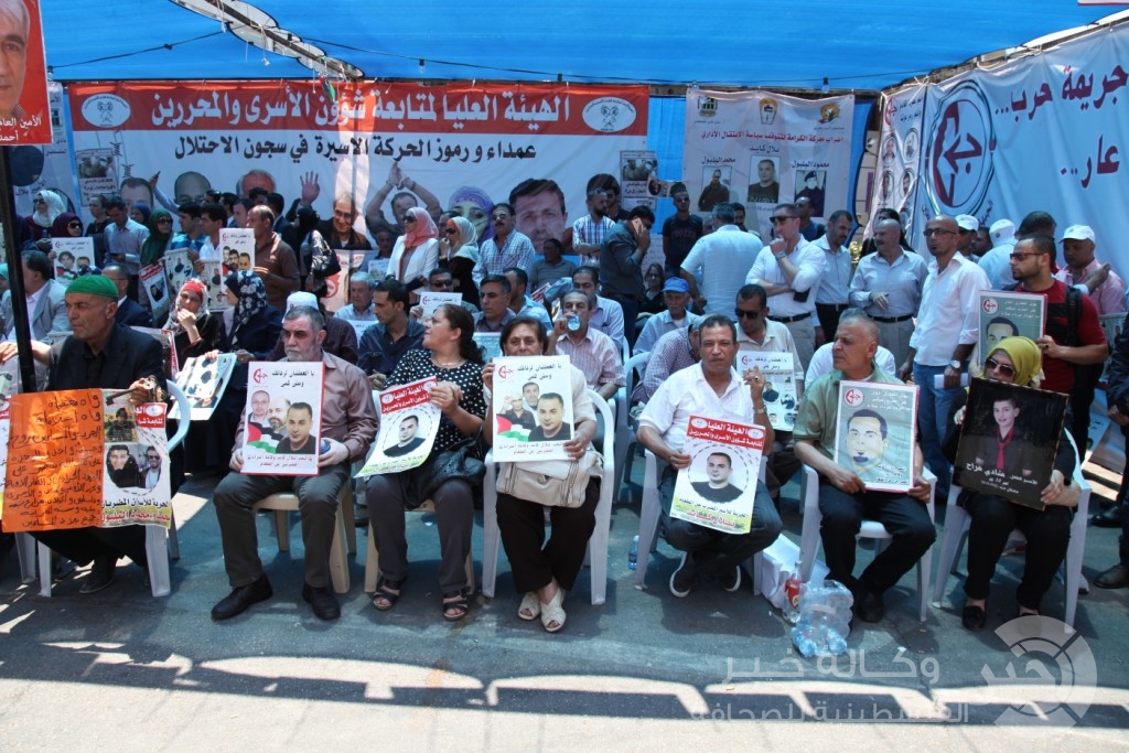 بالصور: وقفة تضامنية مع الأسرى المضربين عن الطعام في رام الله