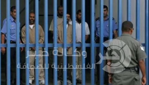 "نادي الاسير" محاكم الاحتلال تمدد اعتقال 64 أسيراً