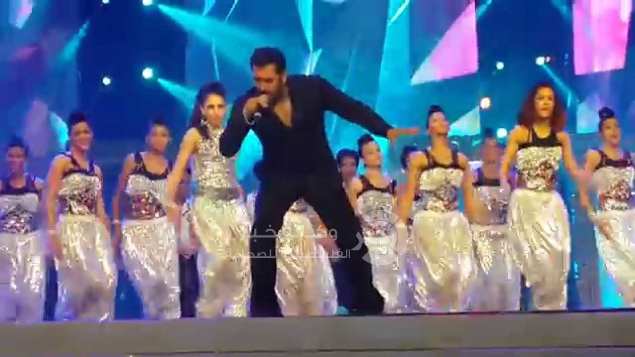 بالفيديو - رقص سلمان خان على المسرح في دبي أبهر محبيه