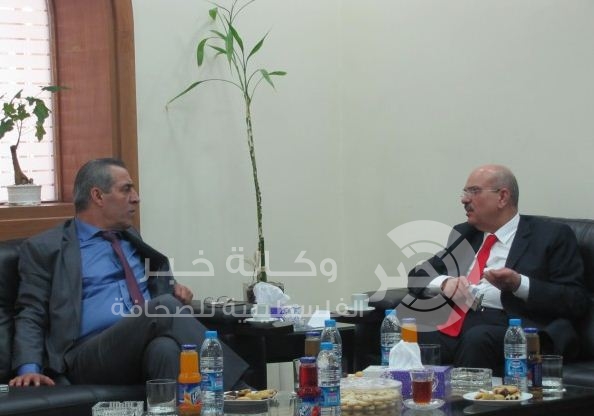 الوزير "الشيخ" يتسلم ملف المنحة القطرية لإعمار غزة