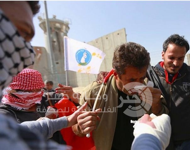 بالصور: مواجهات على حاجز قلنديا وإصابة 32 فلسطينياً