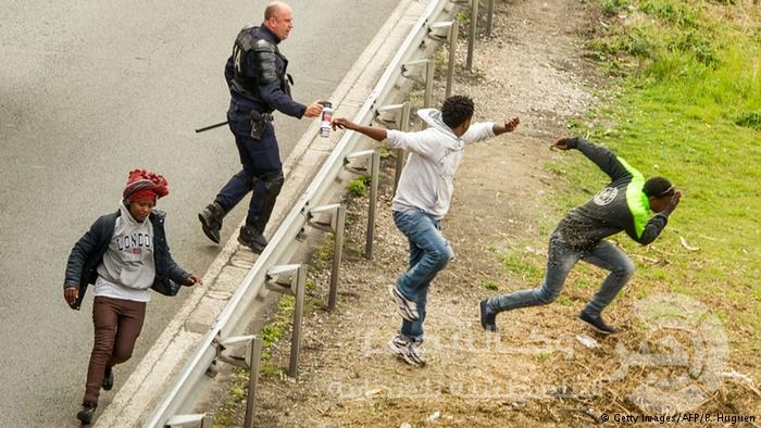 مصرع لاجئ أثناء محاولة المئات العبور إلى بريطانيا