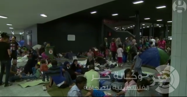 بالفيديو .. كيف قضى اللاجئون السوريون الليل في محطة بودابست!