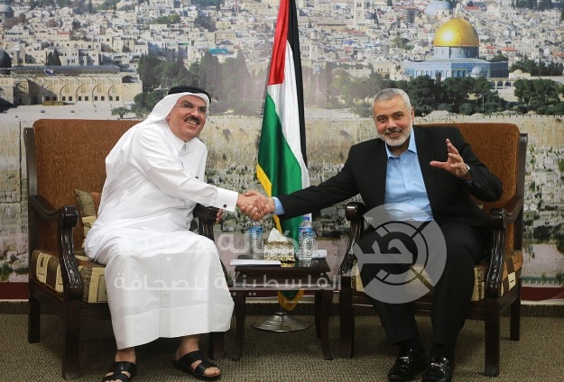 هنية خلال استقبال العمادي في منزله : "قطر تجاوزت عقبات إعادة الإعمار"