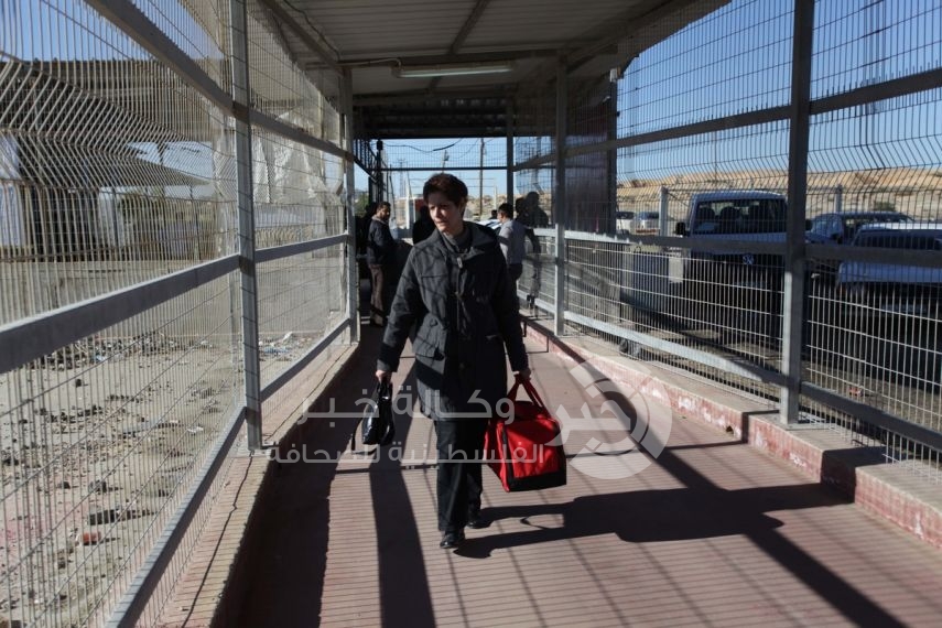 الاحتلال يعتقل مواطنة قادمة لغزة على حاجز"إيرز"