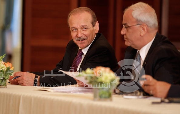 رسمياً .. عريقات يتسلم من عبد ربه أمانة سر اللجنة التنفيذية لمنظمة التحرير