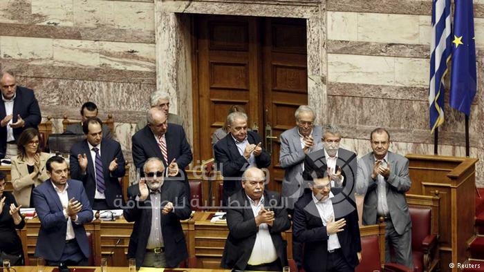 البرلمان اليوناني يصادق على مقترح الحكومة بتنظيم استفتاء