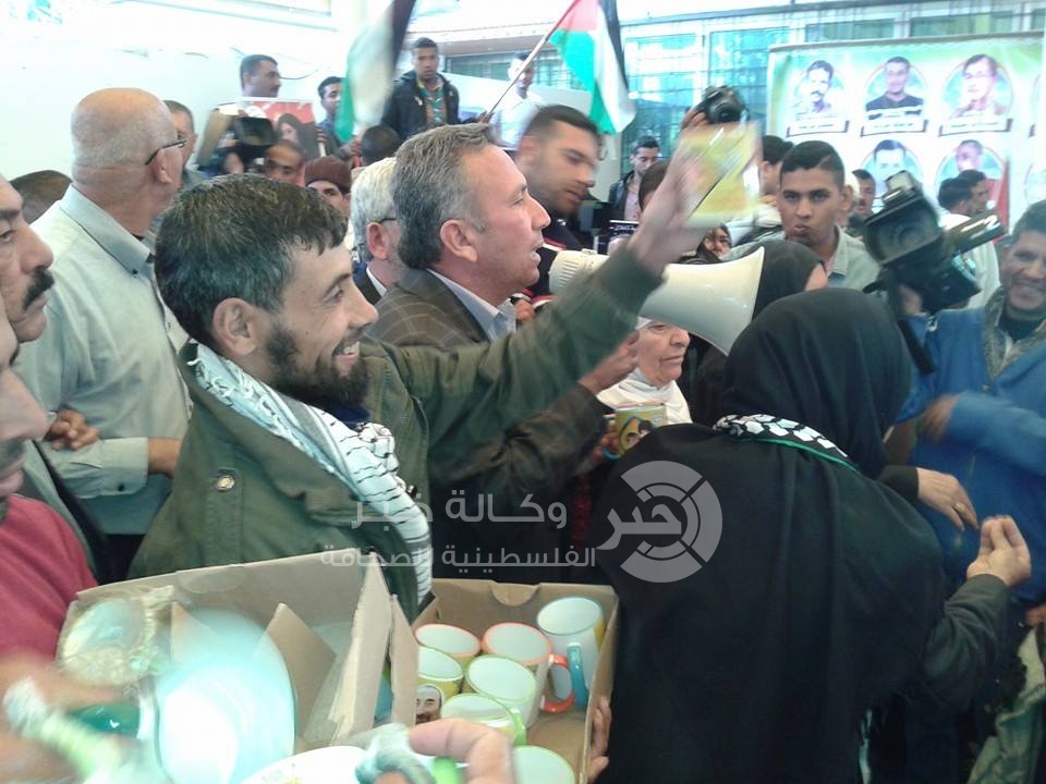 جمعية "حسام" توزع تحفا تذكارية تحمل صور أسرى قطاع غزة