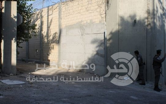 نشطاء يفتحون بوابة حديدية جنوب غرب بيت لحم