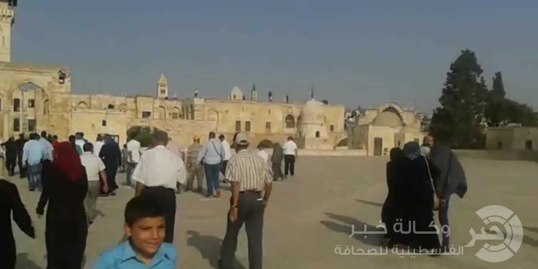 بالفيديو والصور: مستوطن يتسلل الى صحن الصخرة ويحاول رفع العلم الاسرائيلي