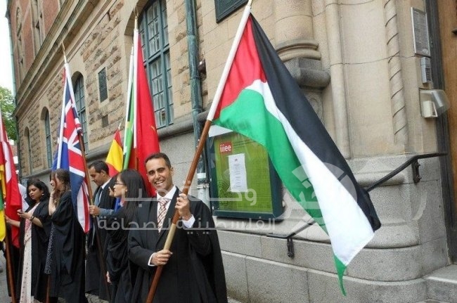 فلسطيني "ابن مخيم" يحصد 5 درجات بكالوريوس و 9 ماجستير و 2 دكتوراة