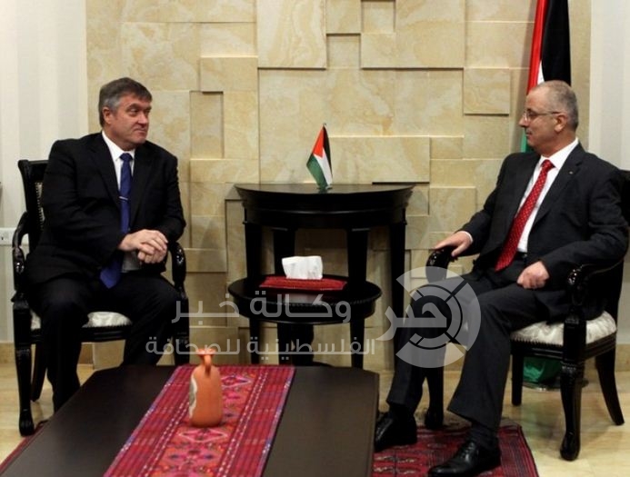 الحمدالله يطلع قنصلي بريطانيا و فرنسا على الانتهاكات الاسرائيلية