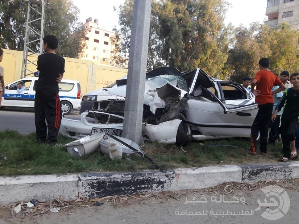 بالصور: إصابة مواطن بجراح خطيرة إثر حادث سير في مدينة غزة