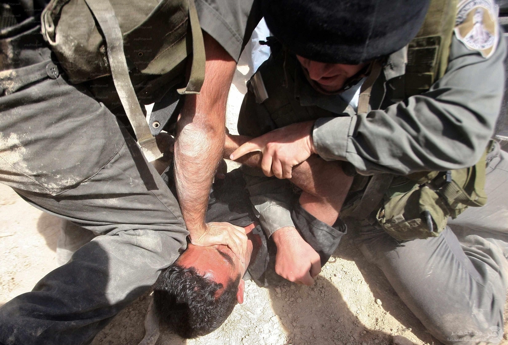 اعتقال جندي اسرائيلي كسر انف اسير فلسطيني