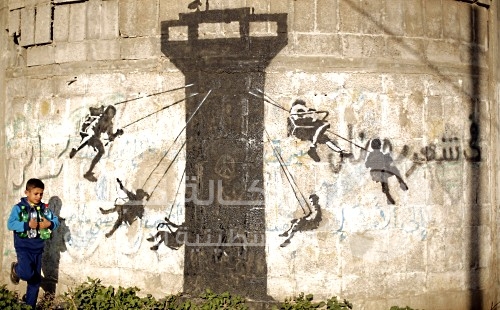 رسام الشوارع العالمي "بانكسي" يخترق حصار غزة