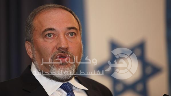 ليبرمان لحماد : نتنياهو قرر دفن رأسه في الرمال