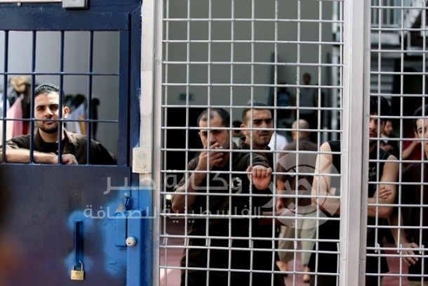 أسير من الخليل يروي قصة تنكيل جنود الاحتلال به وبذويه