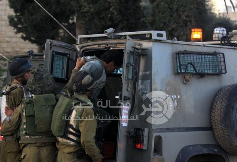 الاحتلال يعتقل 16 مواطنًا بمداهمات الضّفة
