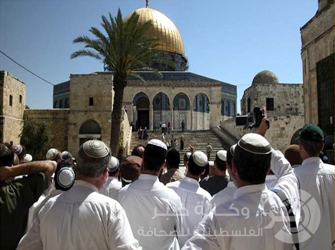 مستوطن يهدد باطلاق النار تجاه المصلين في المسجد الاقصى